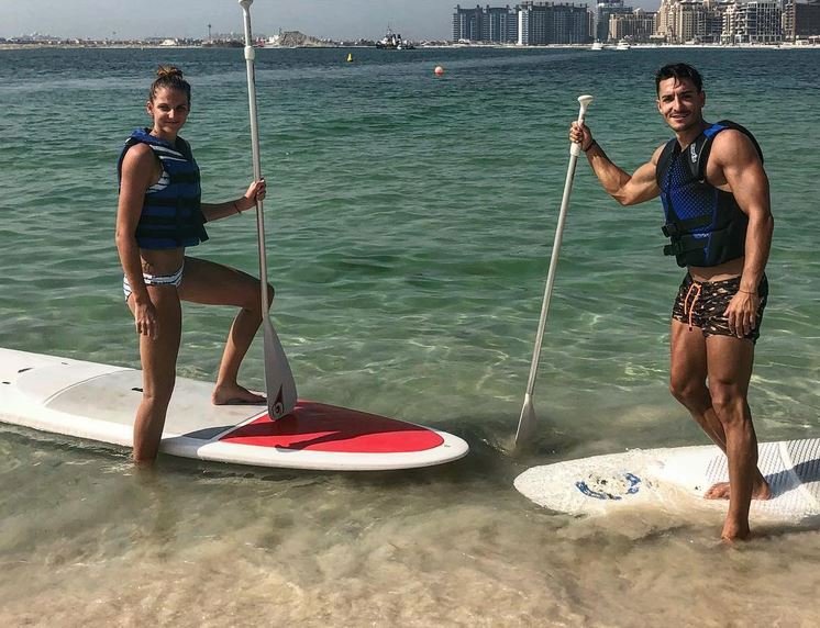 V Dubaji si zamilovaná dvojka vyzkoušela paddleboarding.