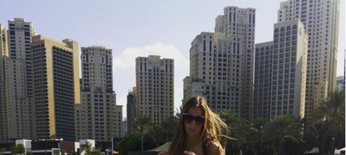 Karolíno, kuk! Sestra Kristýna fotí v Dubaji.
