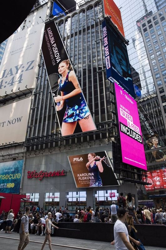 Karolíny je plné Times Square v New Yorku.