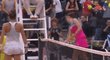 Karolína Plíšková mlátí do stoličky se sudí po konci zápasu
