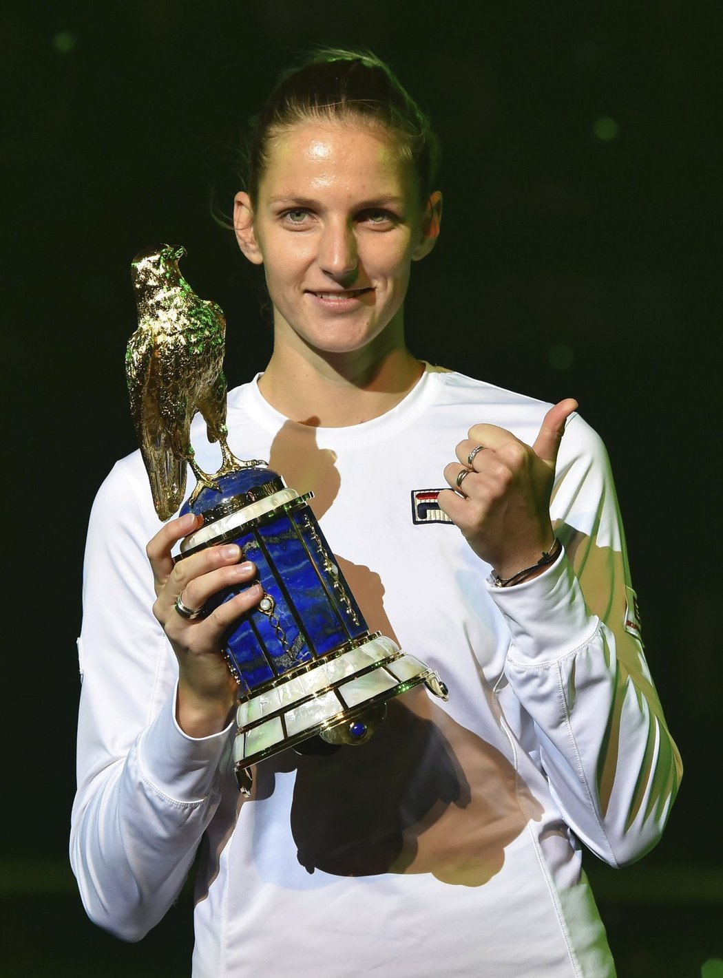 Karolína Plíšková s trofejí za vítězství na turnaji v Dubaji