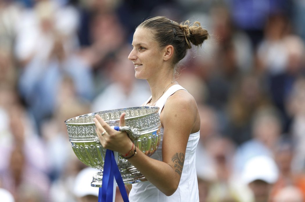 Karolína Plíšková s pohárem za vítězství na turnaji v Eastbourne