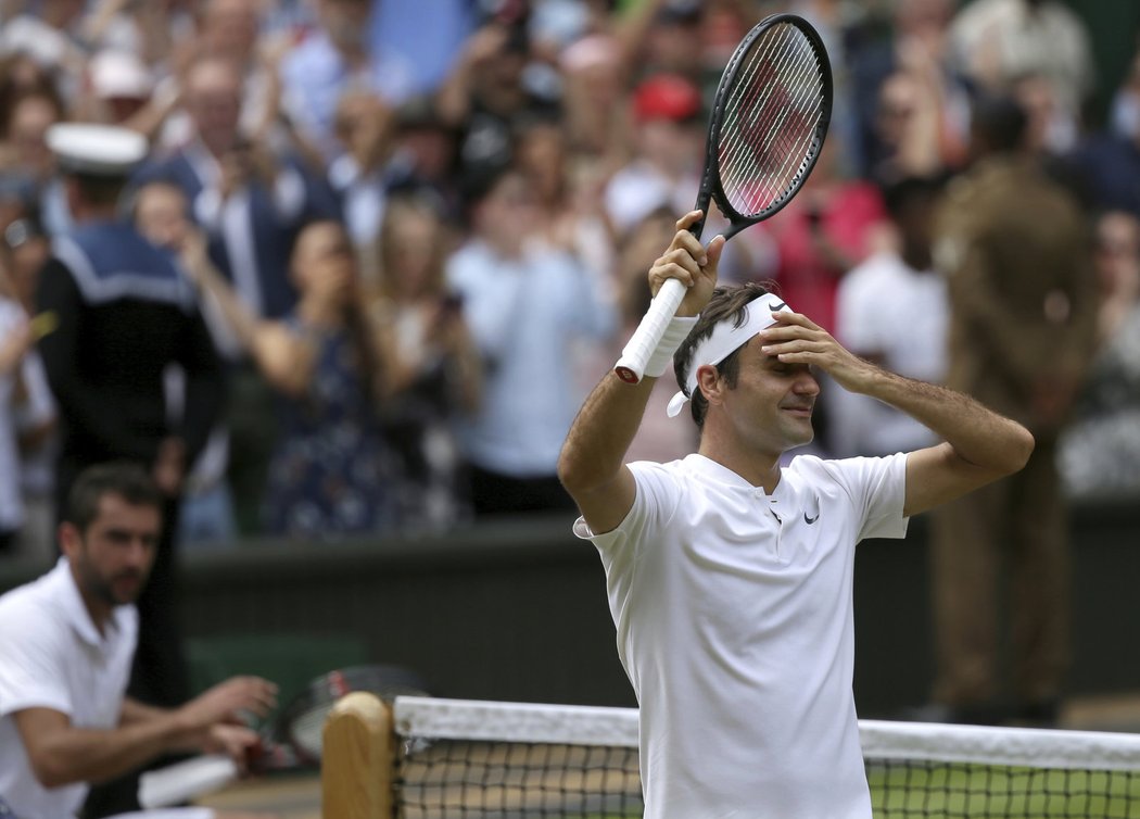 Roger Federer po zápase těžko zadržoval slzy