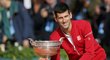 Novak Djokovič pózuje s pohárem za triumf na Roland Garros