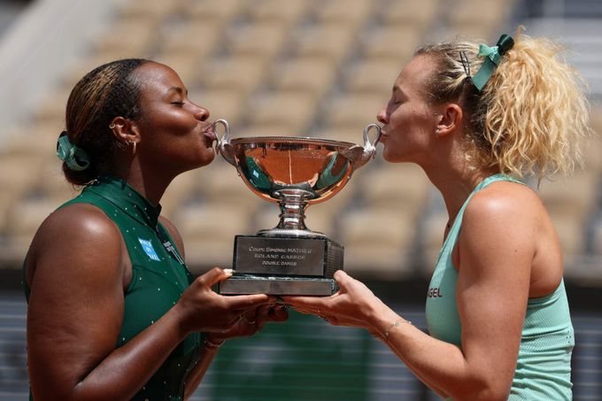 Siniaková s Townsendovou ovládly čtyřhru na Roland Garros! Po finále došlo na slzy Siniaková s Townsendovou ovládly čtyřhru na Roland Garros! Po finále došlo na slzy