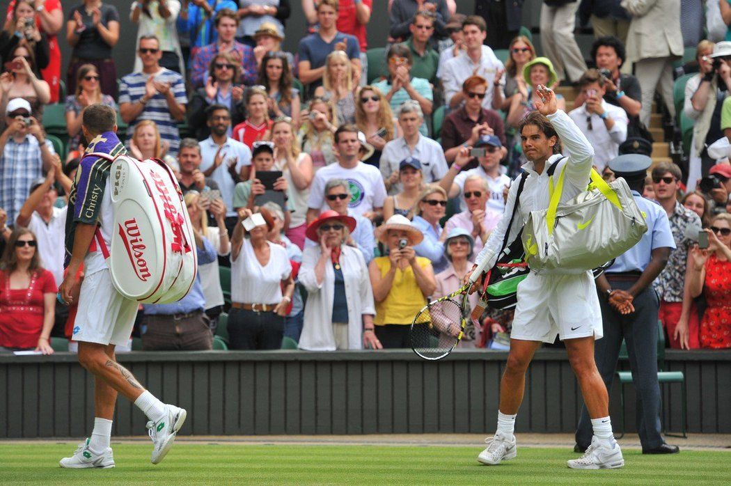 Rafael Nadal slaví vítězství nad Lukášem Rosolem ve Wimbledonu v roce 2014