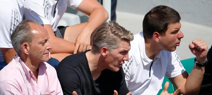 Ano, pojď. Schweinsteiger fandí své přítelkyni Ivanovičové srbsky.