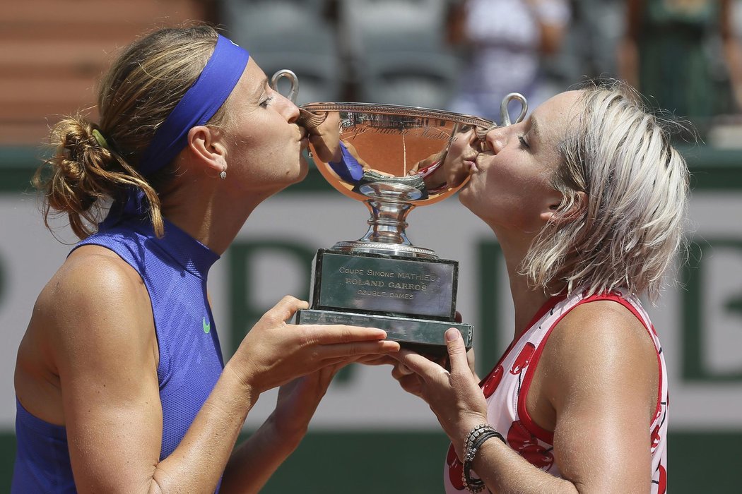 Lucie Šafářová s Bethanií Mattekovou-Sandsovou finále jasně ovládly