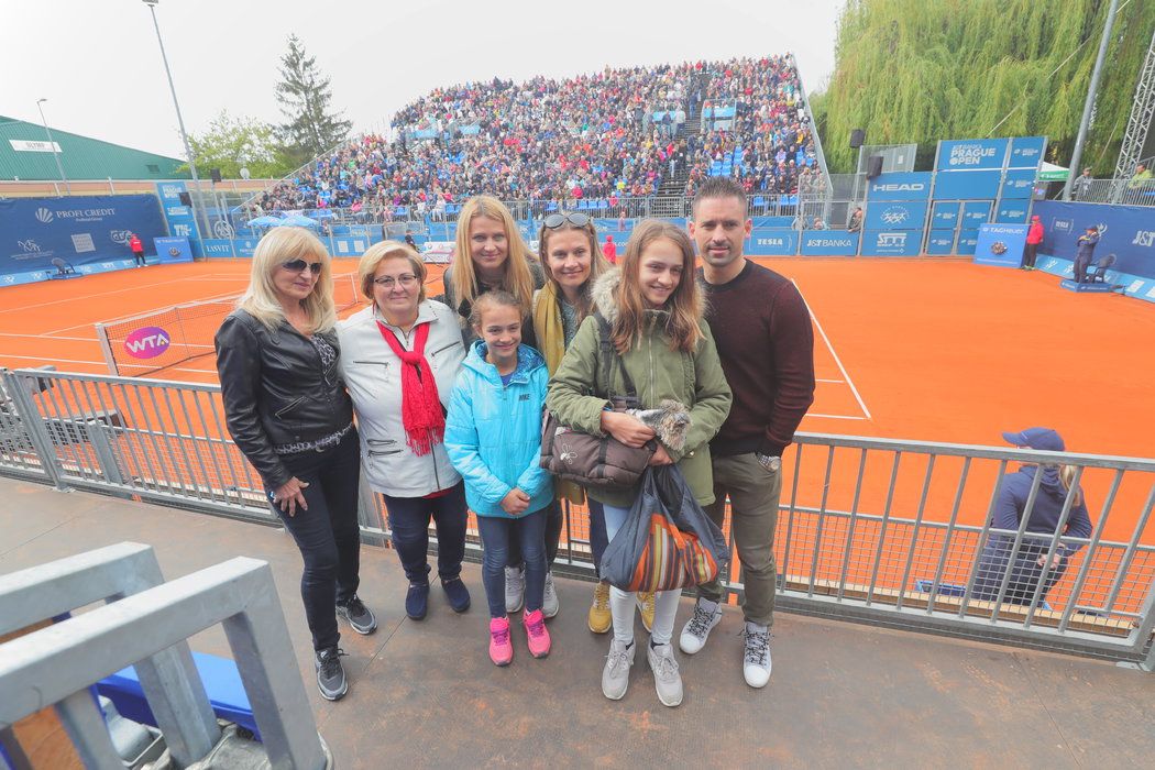 Rodinné foto: Lucie Šafářová a Tomáš Plekanec a mezi nimi (zleva) maminka Jana, Plekancova maminka Květa, neteř Anna, sestra Veronika a neteř Emma.