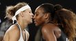 Lucie Šafářová se zdraví se Serenou Williamsovou po vzájemném zápase na Australian Open