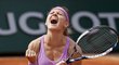 Česká tenistka Lucie Šafářová slaví postup do semifinále French Open