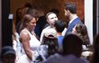 Alexis Ohanian se svojí manželkou Serenou přijímají gratulace Alexis Ohanian se svojí manželkou Serenou přijímají gratulace