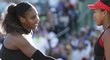 Serena Williamsová gratuluje své přemožitelce Naomi Ósakaové