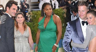Hvězdy v gala: Serena s bříškem, Roger s kobrou, Bradyho kráska s holými zády
