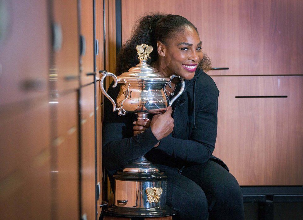 Serena Williams s trofejí za vítězství na Australian Open