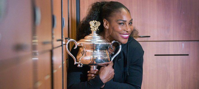 Serena Williamsová s trofejí za vítězství na Australian Open