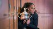 Serena Williamsová s trofejí za vítězství na Australian Open