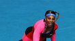 Serena Williamsová v černo-červeno-růžovém elastickém trikotu s nestejně dlouhými nohavicemi na Australian Open