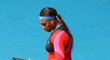 Serena Williamsová v černo-červeno-růžovém elastickém trikotu s nestejně dlouhými nohavicemi na Australian Open