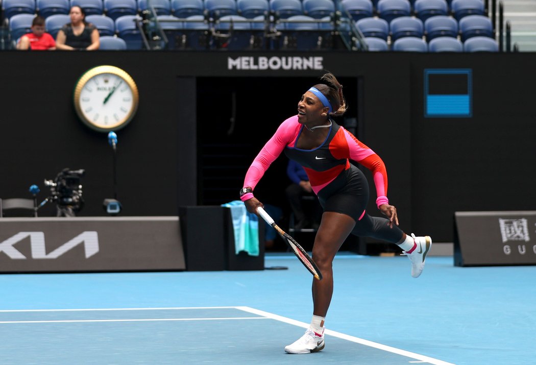 Serena Williamsová v černo-červeno-růžovém elastickém trikotu s nestejně dlouhými nohavicemi na Australian Open