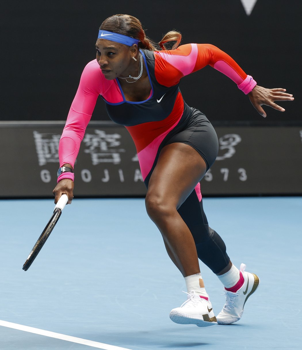 Serena Williamsová v černo-červeno-růžovém elastickém trikotu s nestejně dlouhými nohavicemi na Australian Open