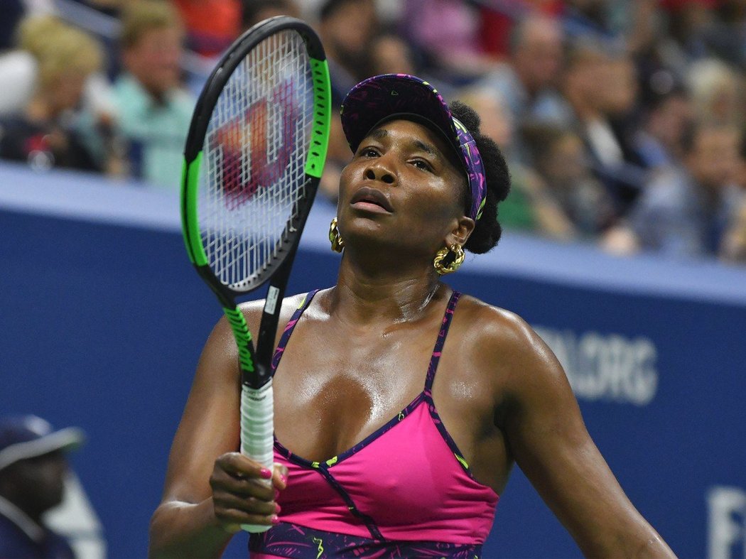 Venus Williams hrála US Open v pořádném výstřihu.