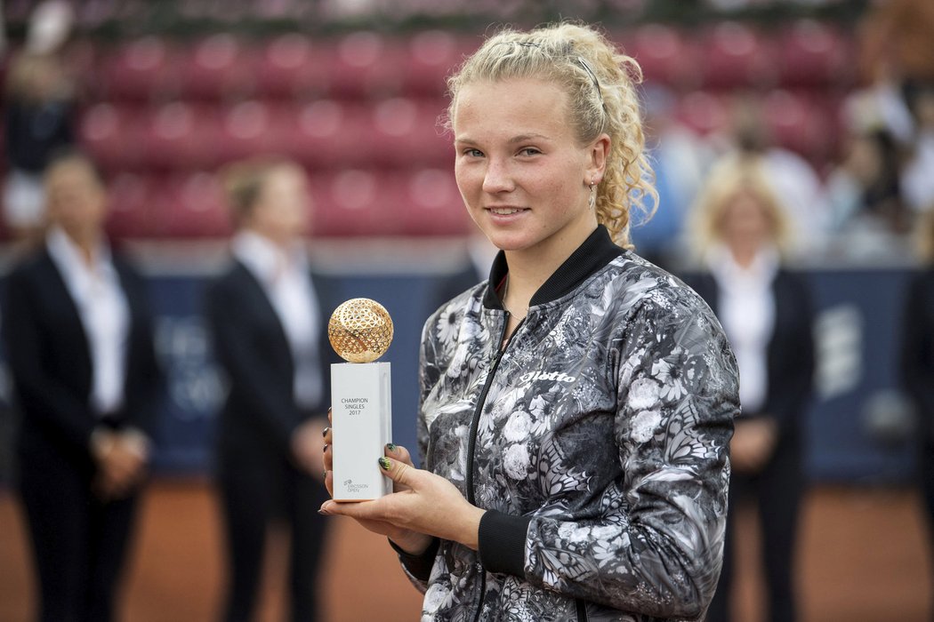 Kateřina Siniaková s trofejí za vítězství na turnaji v Bastadu