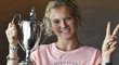 Tenistka Kateřina Siniaková s wimbledonskou trofejí