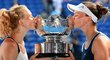 Kateřina Siniaková a Barbora Krejčíková s trofejí z Australian Open