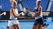 Kateřina Siniaková a Barbora Krejčíková s trofejí z Australian Open