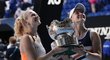 Kateřina Siniaková a Barbora Krejčíková s trofejí pro vítězky čtyřhry na Australian Open