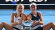 Kateřina Siniaková a Barbora Krejčíková s trofejí pro vítězky čtyřhry na Australian Open