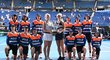 Kateřina Siniaková a Barbora Krejčíková se vyfotily s trofejí pro vítězky čtyřhry na Australian Open a sběrači míčků