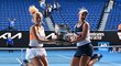 Kateřina Siniaková a Barbora Krejčíková s trofejí z Australian Open