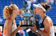 Kateřina Siniaková a Barbora Krejčíková s trofejí z Australian Open