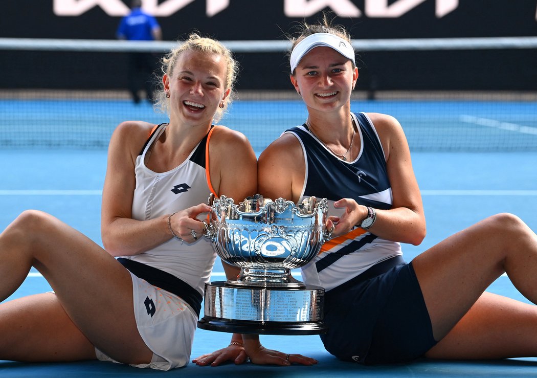 Kateřina Siniaková a Barbora Krejčíková s trofejí pro vítězky čtyřhry na Australian Open