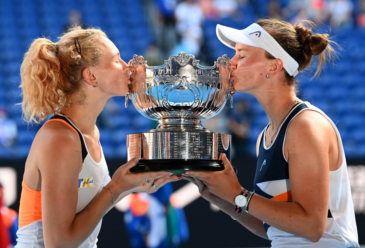 Kateřina Siniaková a Barbora Krejčíková s trofejí z Australian Open