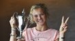 Tenistka Kateřina Siniaková s wimbledonskou trofejí