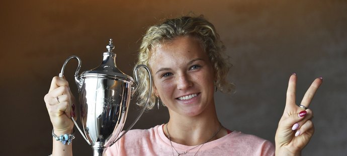 Tenistka Kateřina Siniaková s wimbledonskou trofejí
