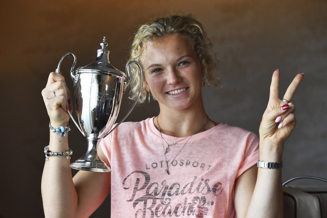 Tenistka Kateřina Siniaková s wimbledonskou trofejí