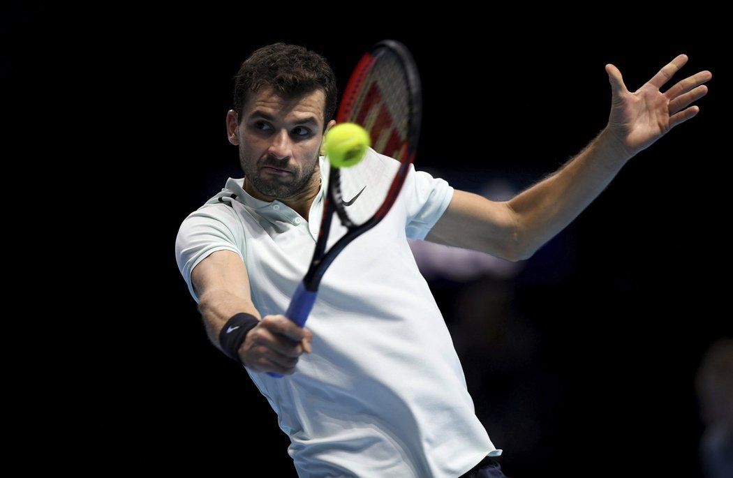 Grigor Dimitrov při bekhendovém úderu