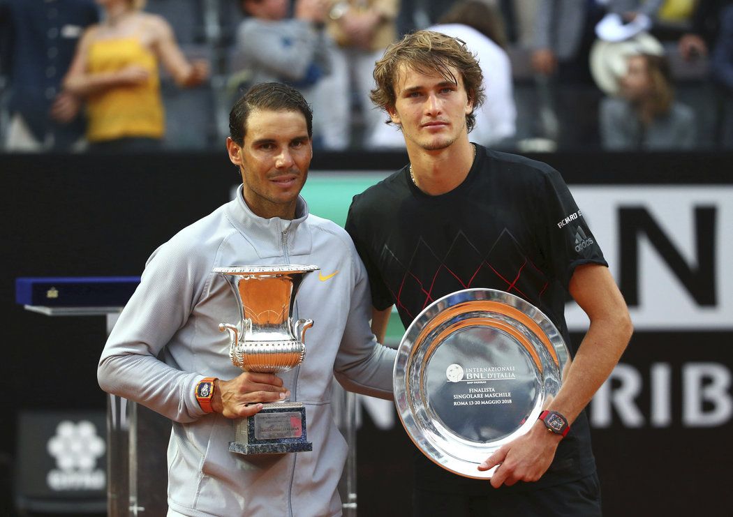 Rafael Nadal a Alexander Zverev po finálovém utkání