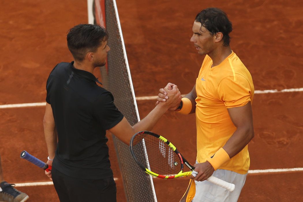 Dominic Thiem přijímá gratulaci od Rafaela Nadala