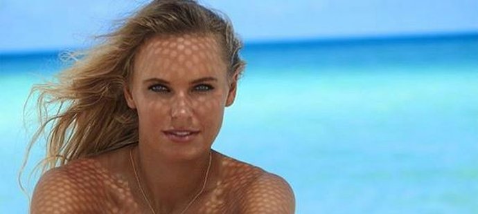 Tenistka Caroline Wozniacki posunula hranice svého studu zase o kus dál. Pózovala bez podprsenky i s roztaženýma nohama.