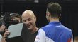 Andre Agassi přebírá dar od Radka Štěpánka