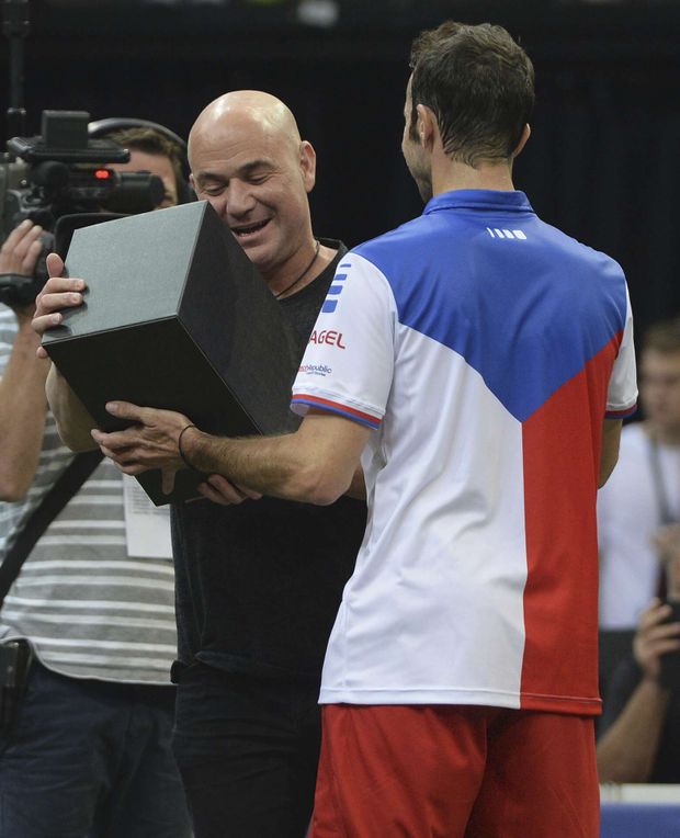 Andre Agassi přebírá dar od Radka Štěpánka Andre Agassi přebírá dar od Radka Štěpánka