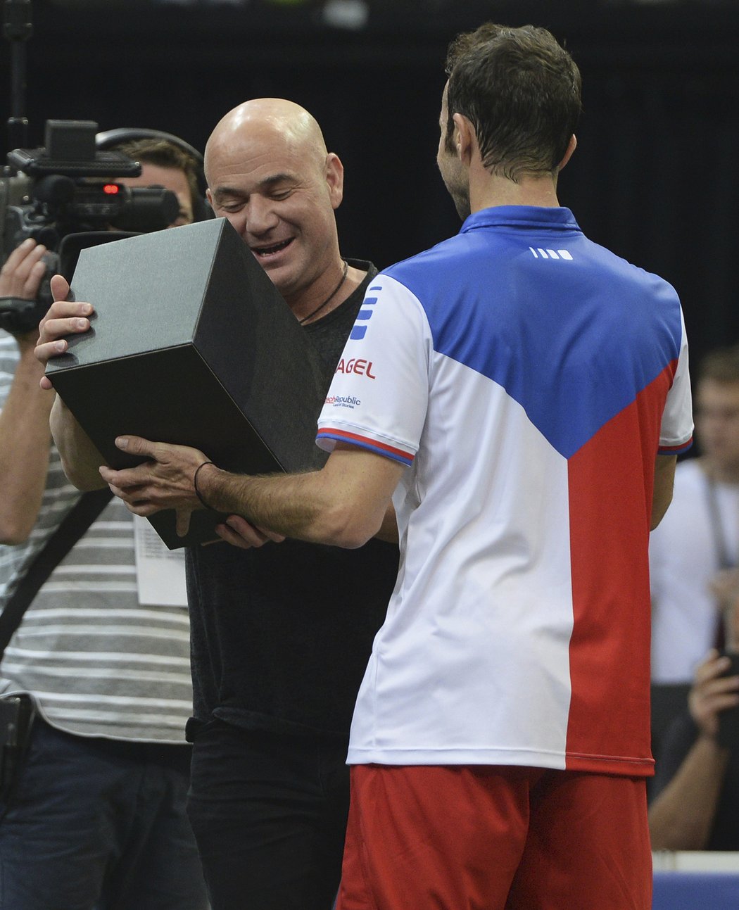 Andre Agassi přebírá dar od Radka Štěpánka