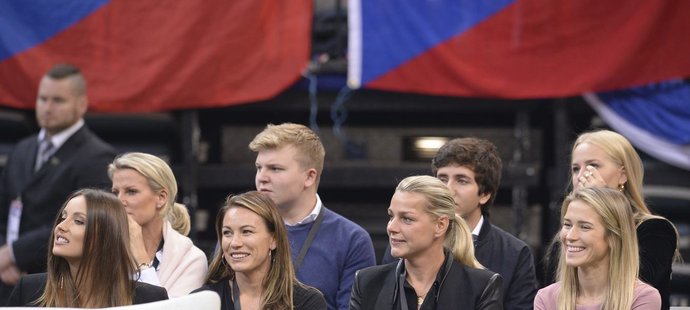 V popředí (zleva) Ester Berdychová, Martina Čechová, Ivana Havlátová a Veronika Kopřivová. Za nimi sedí paní Nedvědová, Pavel Nedvěd jr. a dcera Ivana Nedvědová.