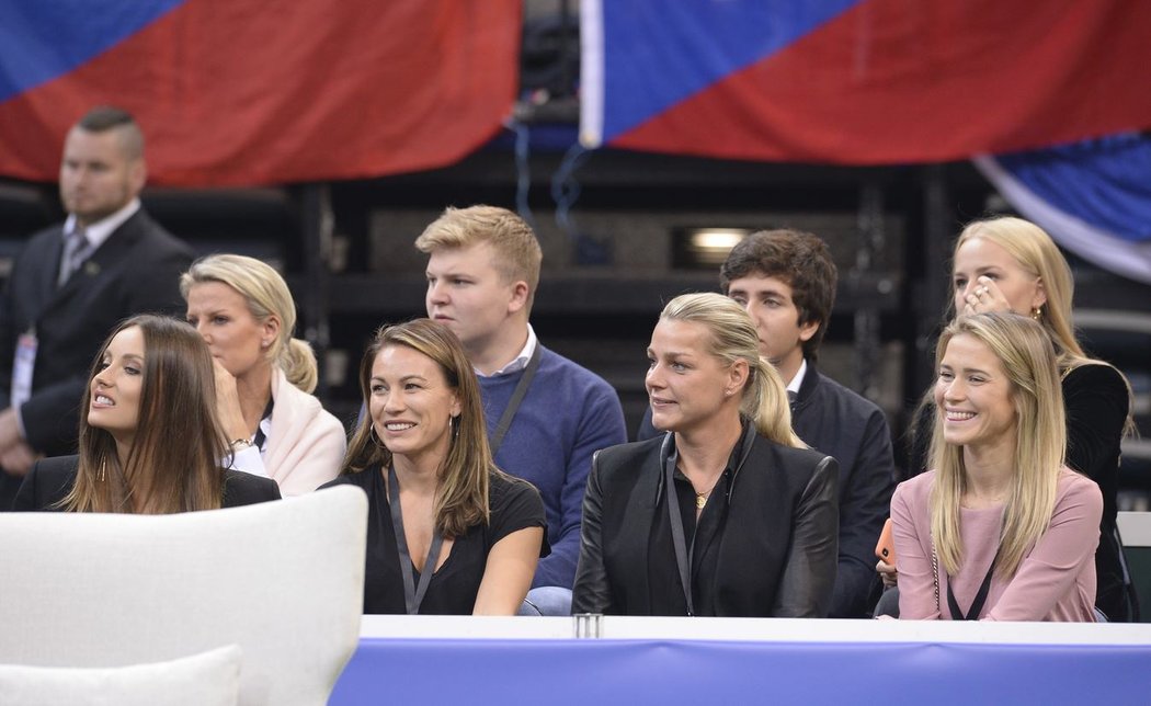 V popředí (zleva) Ester Berdychová, Martina Čechová, Ivana Havlátová a Veronika Kopřivová. Za nimi sedí paní Nedvědová, Pavel Nedvěd jr. a dcera Ivana Nedvědová.