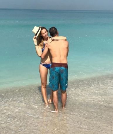 Je to láska! Nicole Vaidišová a Radek Štěpánek se mazlí na dovolené v Emirátech.